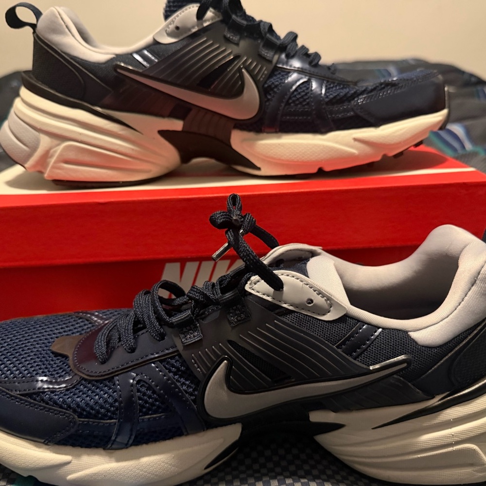Nike Men’s Navy and Light Gray Athletic Sneakers - Picture 2 of 7